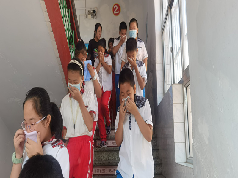 莱州市文峰中学开展消防疏散演练活动